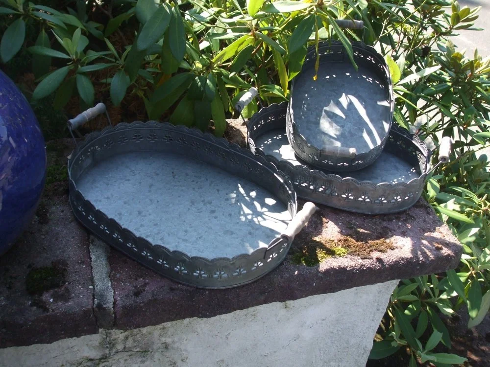 Декоративні підноси Набір з 3 цинкових з дерев'яними ручками в стилі Кантрі, фото №1 Декоративні підноси Набір з 3 цинкових з дерев'яними ручками в стилі Кантрі, фото №1