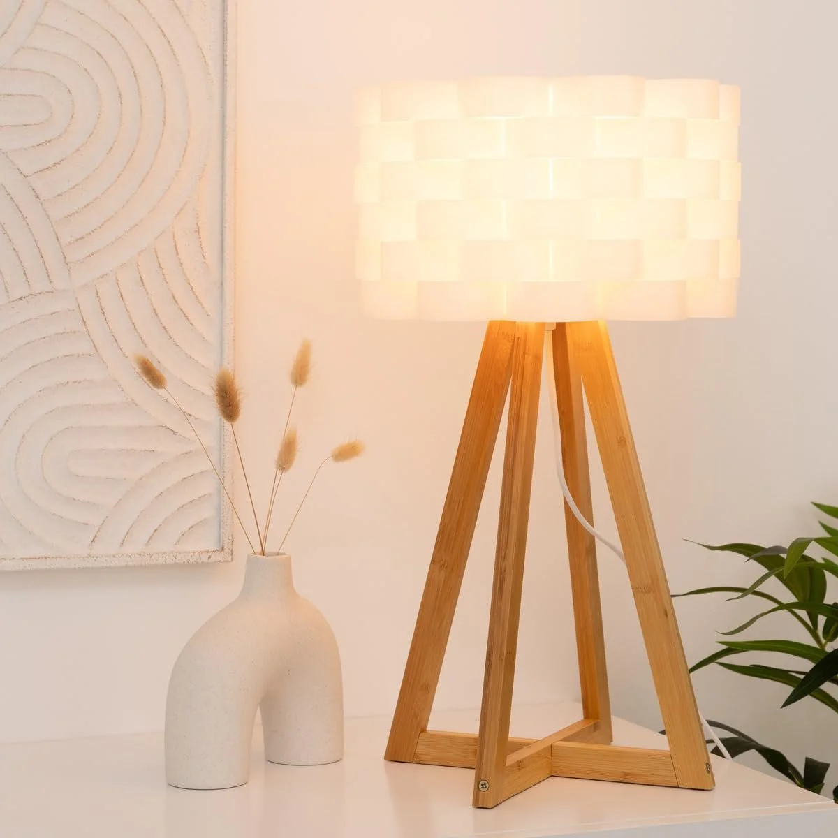 Настільна лампа Sleek Bamboo stand and fibreglass look woven lampshade Бамбукова підставка та плетений абажур під скловолокно, фото №5