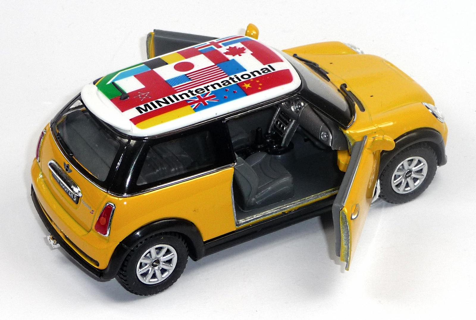 Модель Generisch Сумісна Міні Купер S Жовта з Міжнародними Прапорами Приблизно 12.5 см, фото №3