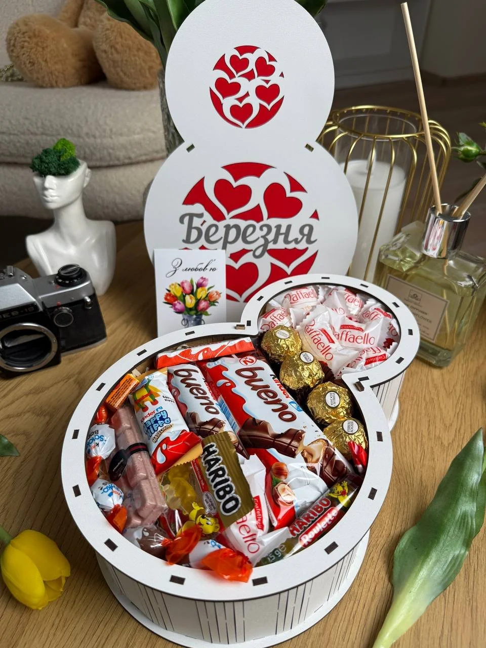 Набір солодощів в подарунковій коробці до 8 березня, фото №3