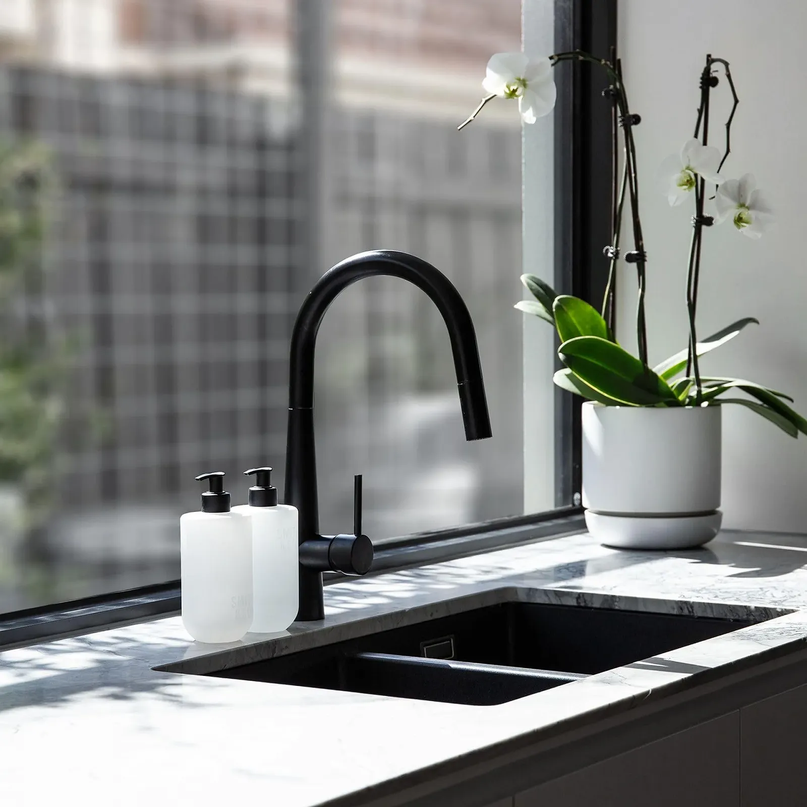 Лосьйон для тіла The Aromatherapy Co. Smith & Co. 400 мл Tonka & White Musk Kakura Plum Oil & Marula Oil, фото №3