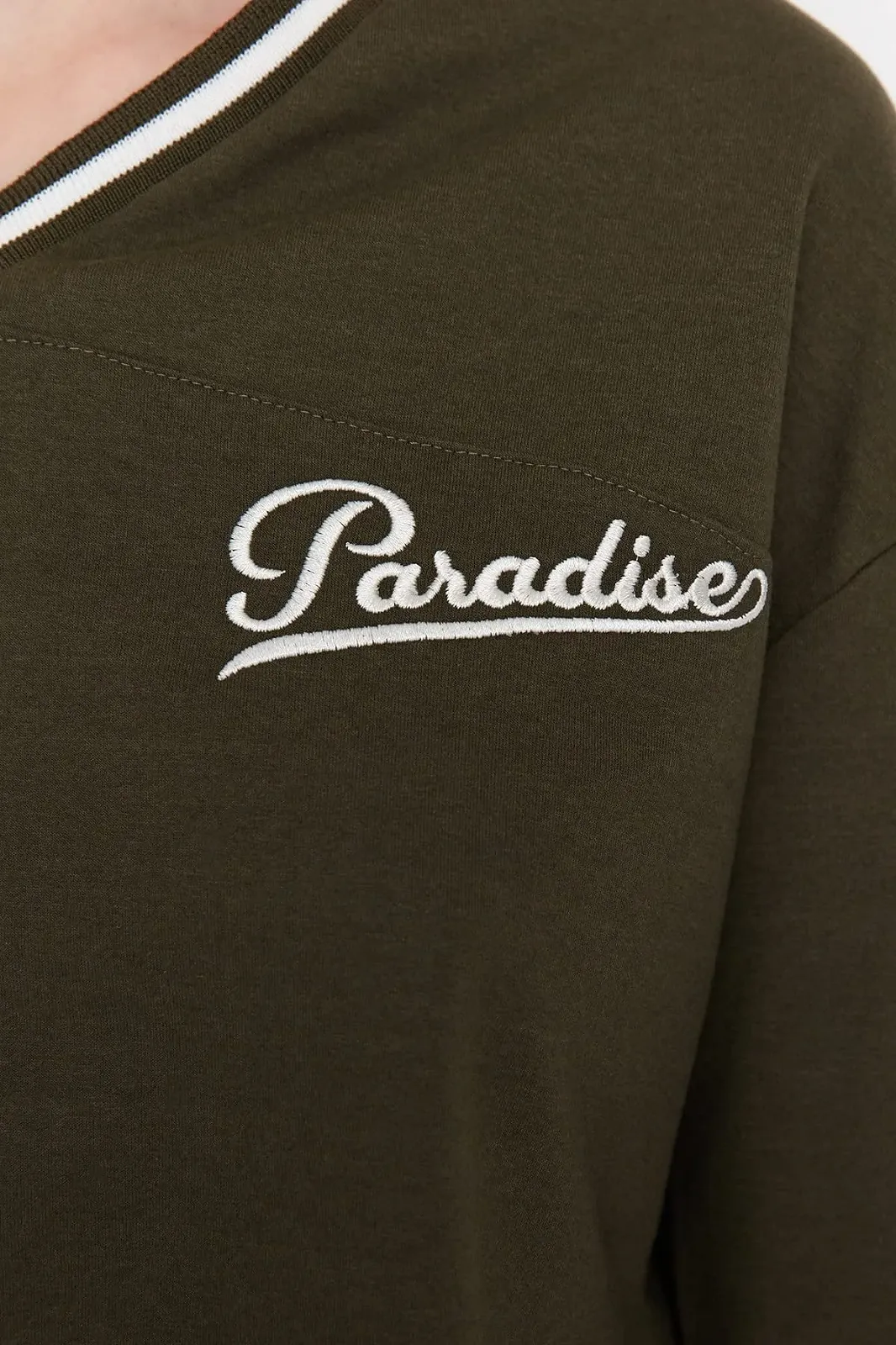 Жіночий світшот TRENDYOL V-подібний виріз з слоганом Стандартний, фото №3 Жіночий світшот TRENDYOL V-подібний виріз з слоганом Стандартний, фото №3