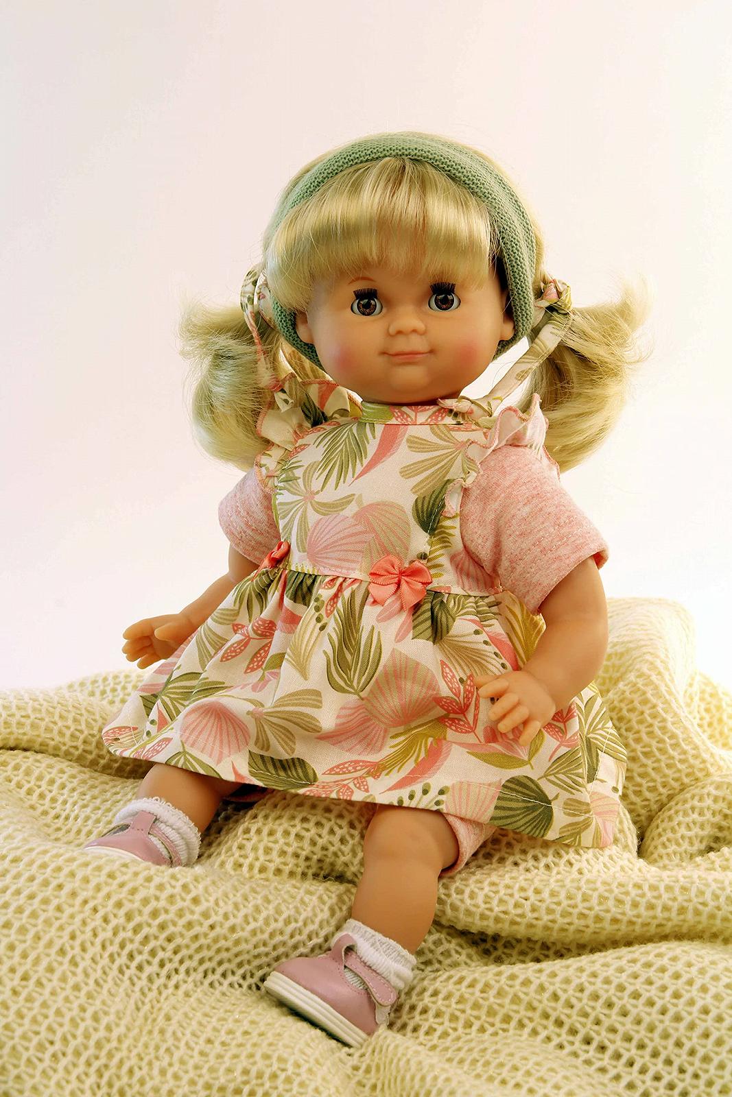 Лялька Schildkröt Sleeping Doll Розмір 32 см (Зачісуване світле волосся, коричневі сплячі очі, лялька з одягом з листяним принтом), фото №3