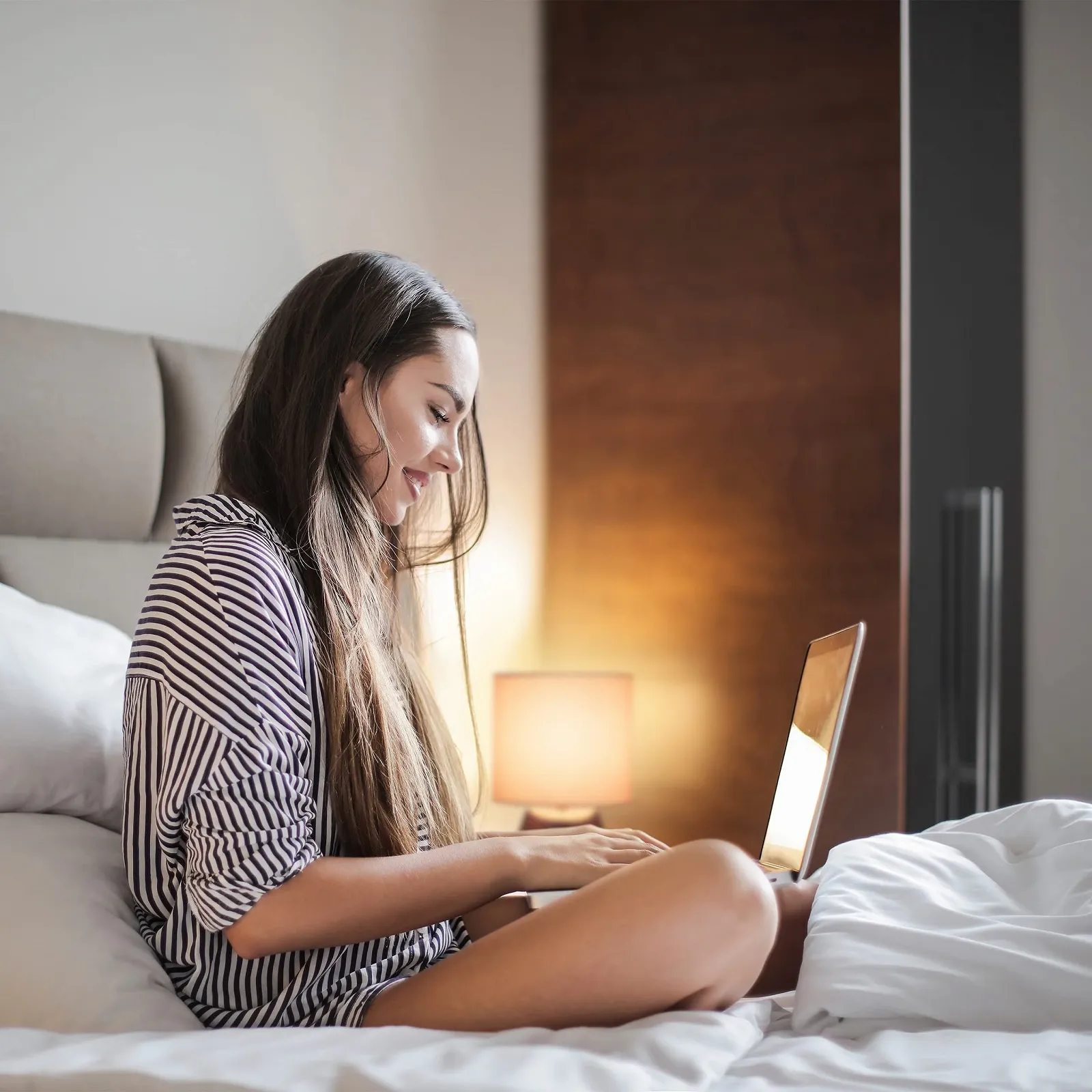 Настільна лампа Relaxdays з сенсорним керуванням та тканинним абажуром В x Д: 32 x 18 см E14 Рожева, фото №3