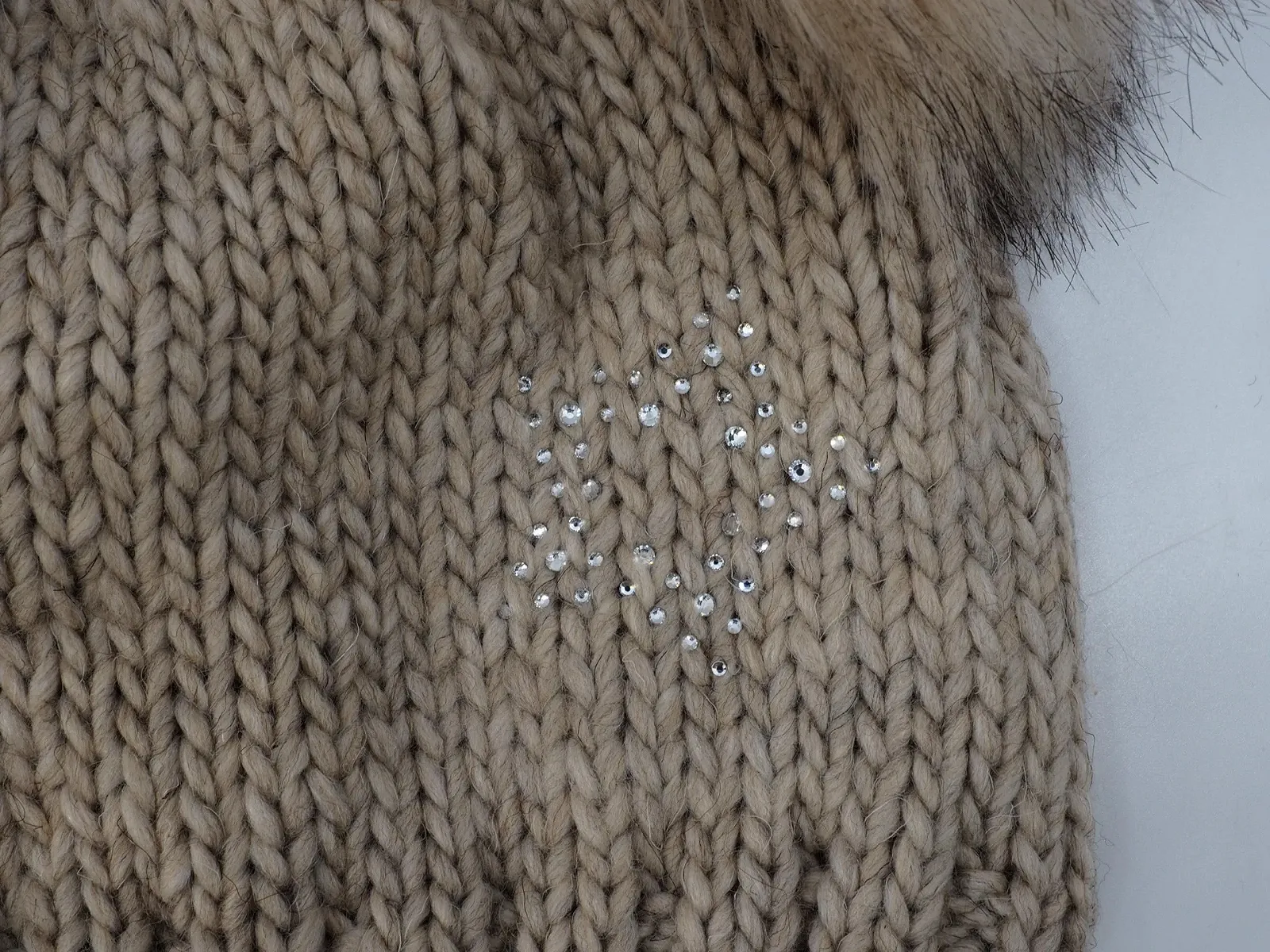 Шапка Детская SABBOT С двумя меховыми помпонами, флисовая подкладка, зимняя, вязаная, теплая, фото №2 Шапка Детская SABBOT С двумя меховыми помпонами, флисовая подкладка, зимняя, вязаная, теплая, фото №2