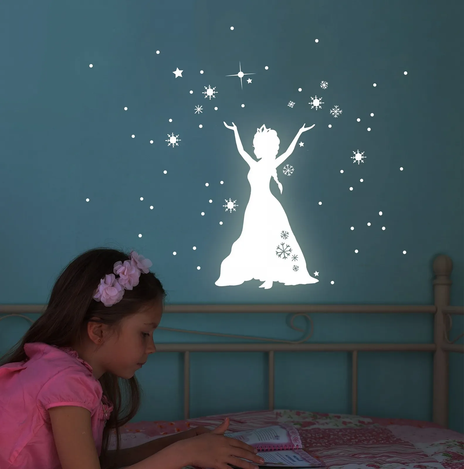 Наклейки на стіну Snow Queen Frozen Fluorescent M1649 M - 14 cm ширина x 21 cm висота Люмінесцентна, фото №3