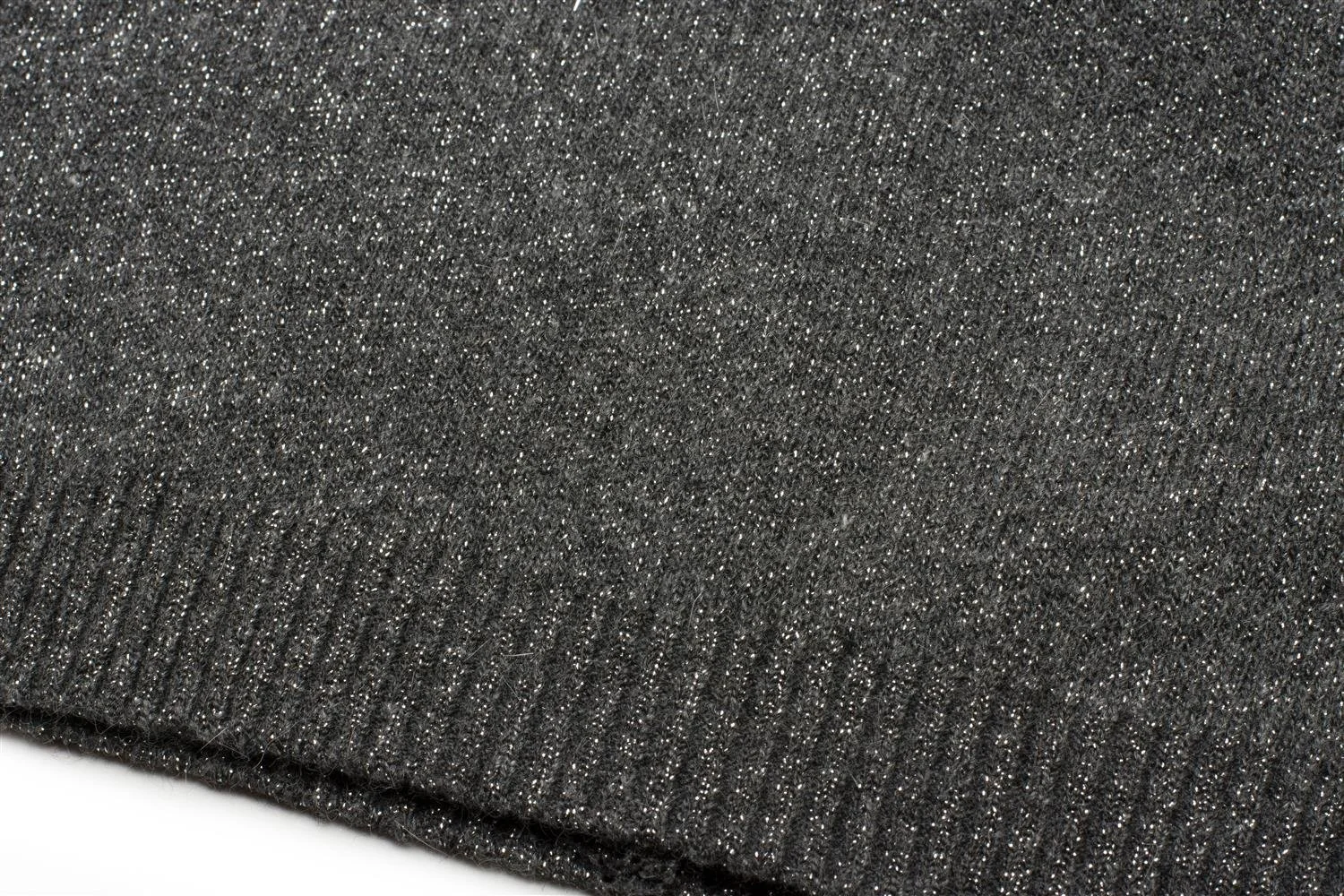 Шапка-бини styleBREAKER Трикотажная с блестящей нитью, Slouch Long Beanie, Женская 04024142, фото №3 Шапка-бини styleBREAKER Трикотажная с блестящей нитью, Slouch Long Beanie, Женская 04024142, фото №3