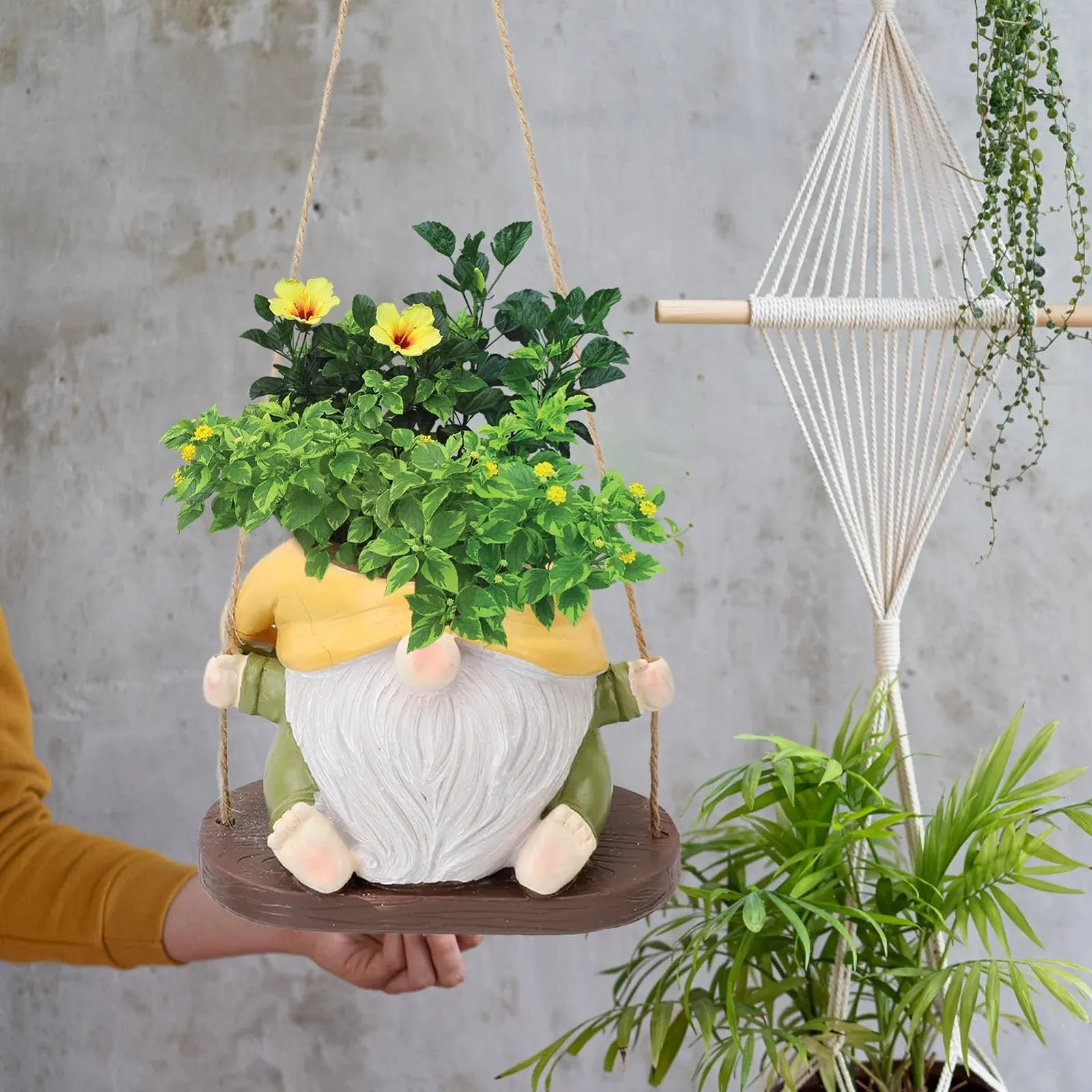 Підвісний квітковий горщик-гойдалка Безликий гном 17х13х13 см зі смоли Декоративний, фото №3
