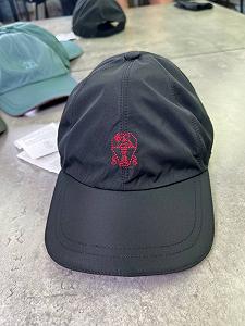 Кепка Brunello Cucinelli чорна з червоним логотипом gu595 synthetic.ua - Фото 1