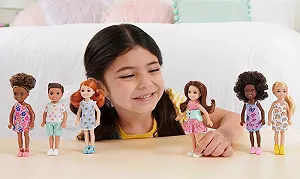 Лялька Barbie Chelsea Club HGT07 15 см Рухомна Дівчинка Мулатка з рожевими квітами synthetic.ua - Фото 1