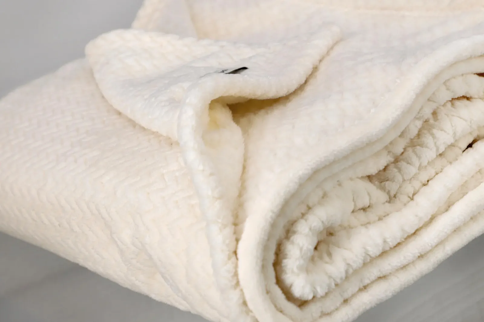 Одеяло Esprit Premium Cuddly, 150 x 200 см, Oeko-Tex Пушистое одеяло, Большое покрывало, Микрофибра, Мягкое одеяло для дивана, Флисовое одеяло, XXL Белый, фото №4