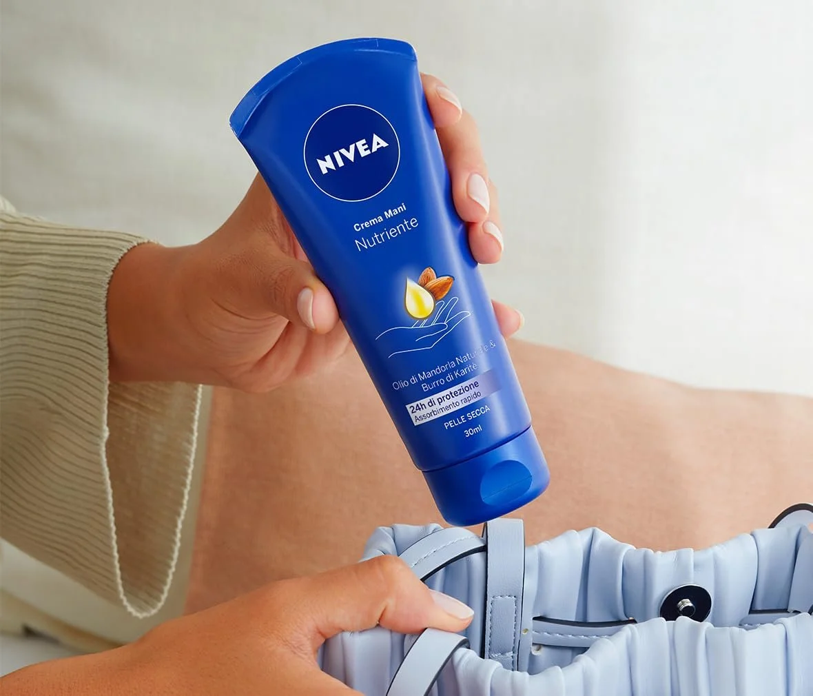 Крем для рук Nivea Зволожуючий з Мигдалевою Олією та Маслом Каріте для Сухої Шкіри Швидке Поглинання - 4 пляшки по 100 мл, фото №4