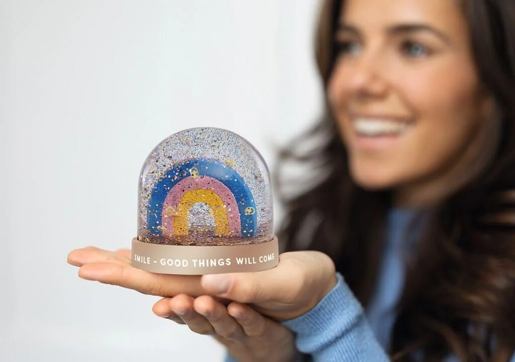 Куля зі снігом Moses. Smile Rainbow Райдужний дизайн з блискітками та золотими смайликами, фото №4