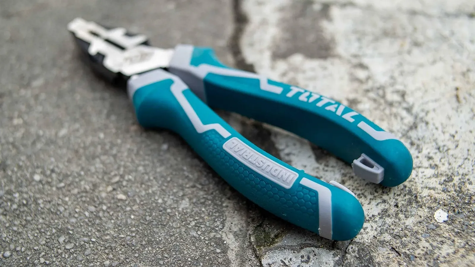 Універсальні плоскогубці TOTAL посилені Хром-ванадій Ергономічна волоконна ручка 180 мм, фото №6