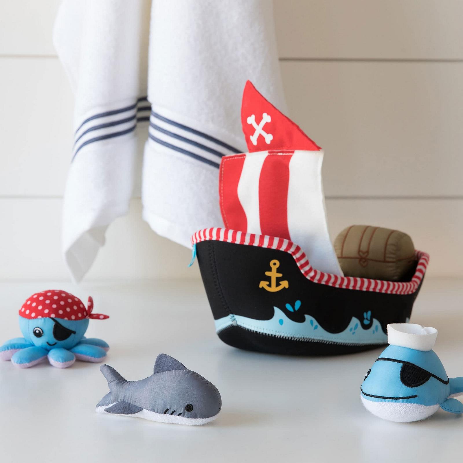 Іграшка для ванни Корабель Manhattan Toy Neoprene Pirate Ship, 5 предметів: плавучий корабель, губки для швидкого висихання, іграшка-бризкалка, фото №4 Іграшка для ванни Корабель Manhattan Toy Neoprene Pirate Ship, 5 предметів: плавучий корабель, губки для швидкого висихання, іграшка-бризкалка, фото №4