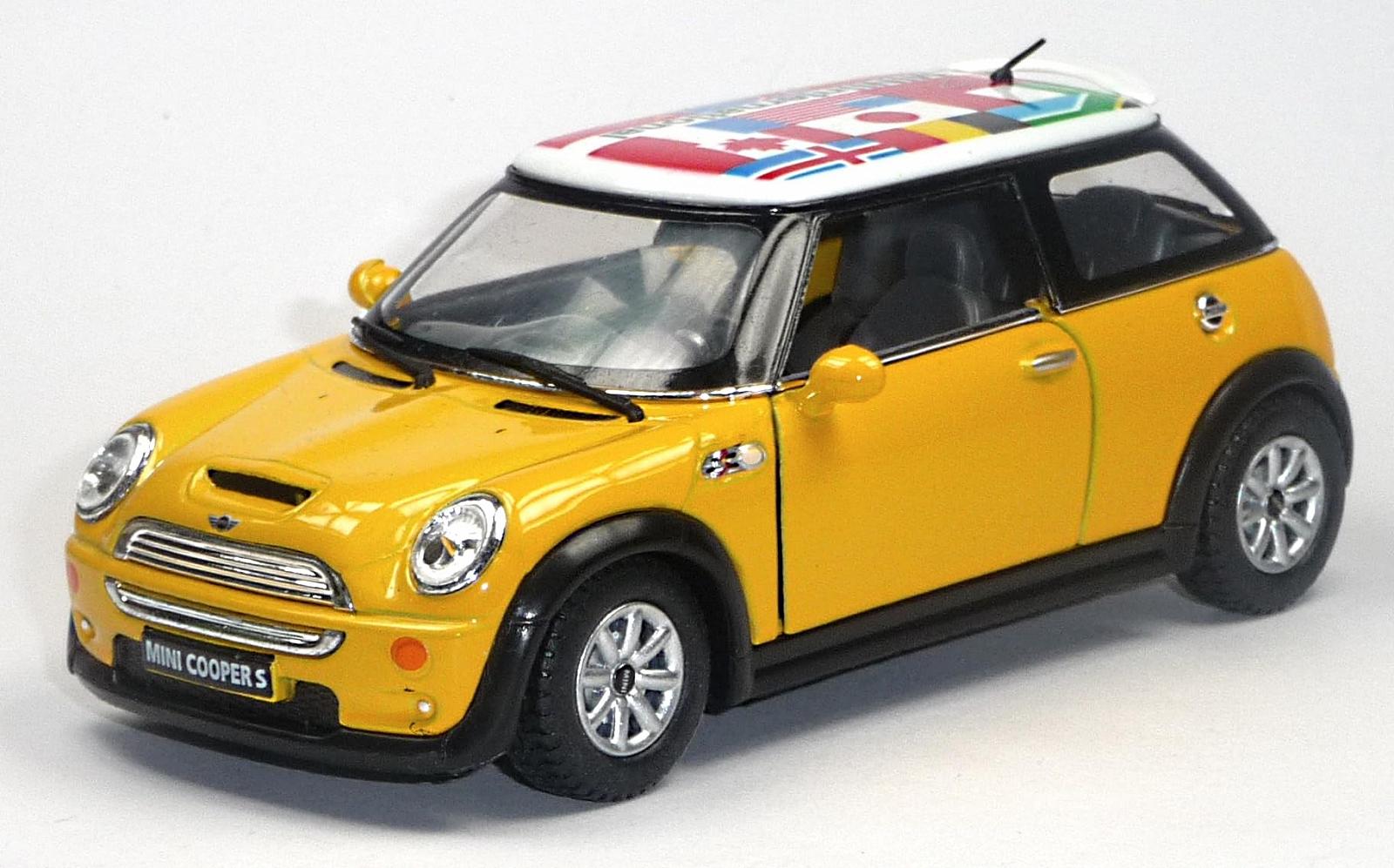 Модель Generisch Сумісна Міні Купер S Жовта з Міжнародними Прапорами Приблизно 12.5 см, фото №1