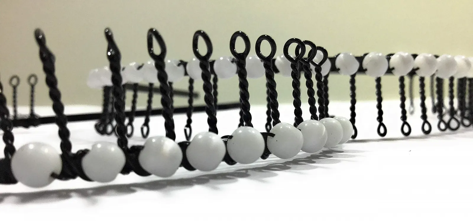 Обруч для волосся Метал із закрученими зубцями з аплікацією у вигляді кульок Білий, фото №2 Обруч для волосся Метал із закрученими зубцями з аплікацією у вигляді кульок Білий, фото №2