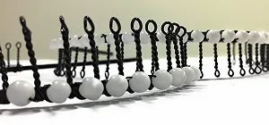 Ободок для волос Металл с закрученными зубцами с аппликацией в виде шариков Белый synthetic.ua - Фото 1