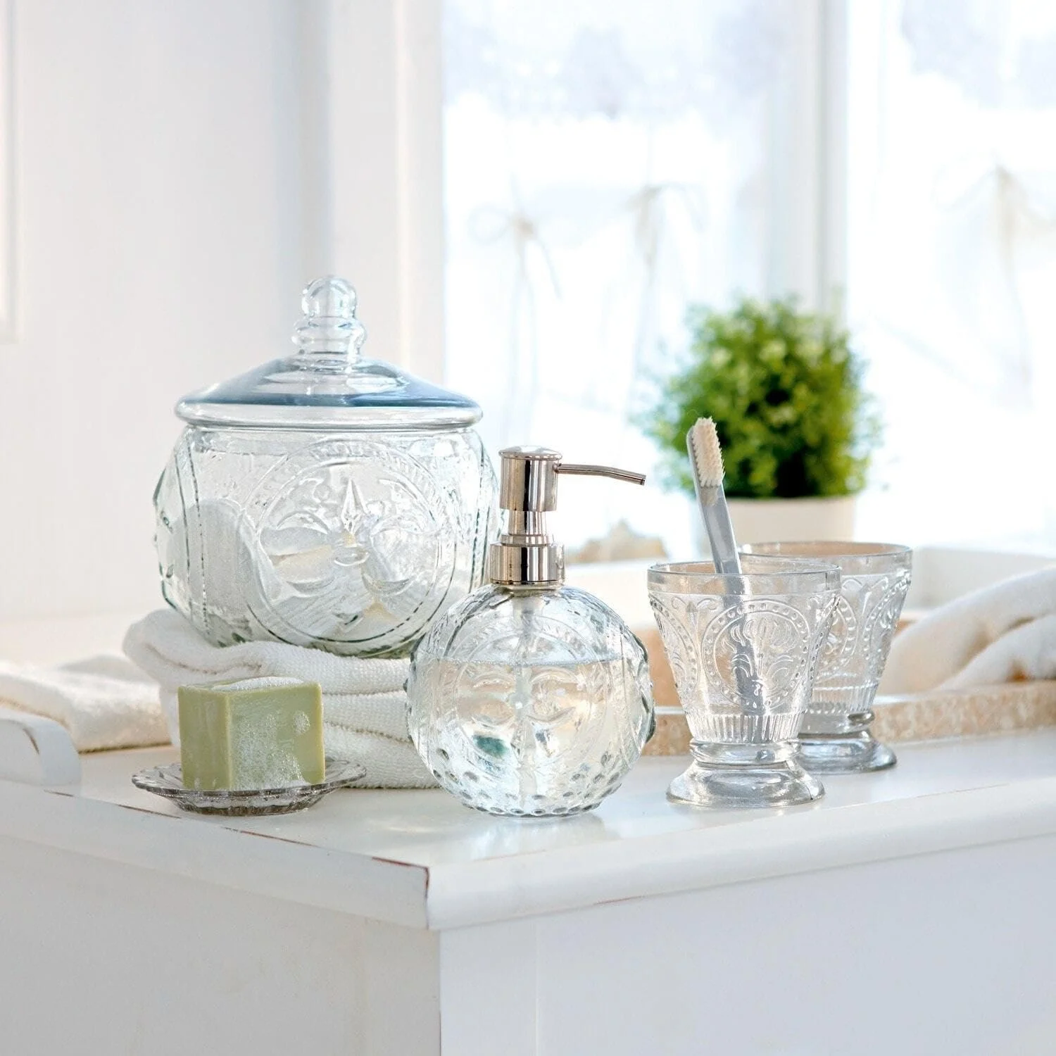 Набор для ванной комнаты Loberon Luton, два стакана для зубных щеток, дозатор для мыла, мыльница, прозрачный, фото №2 Набор для ванной комнаты Loberon Luton, два стакана для зубных щеток, дозатор для мыла, мыльница, прозрачный, фото №2