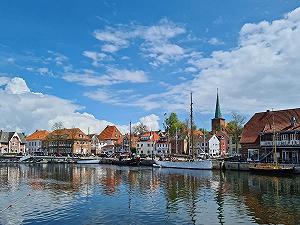 Пазл CALVENDO Fotine Harbour Neustadt in Schleswig Holstein with Reflection of Buildings 1000 деталей 64 x 48 см synthetic.ua - Фото 1