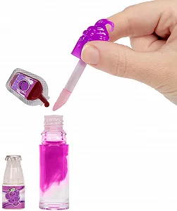 Ароматична лялька з блиском для губ YUMMILAND - Грета Грейп (10 см) synthetic.ua - Фото 1