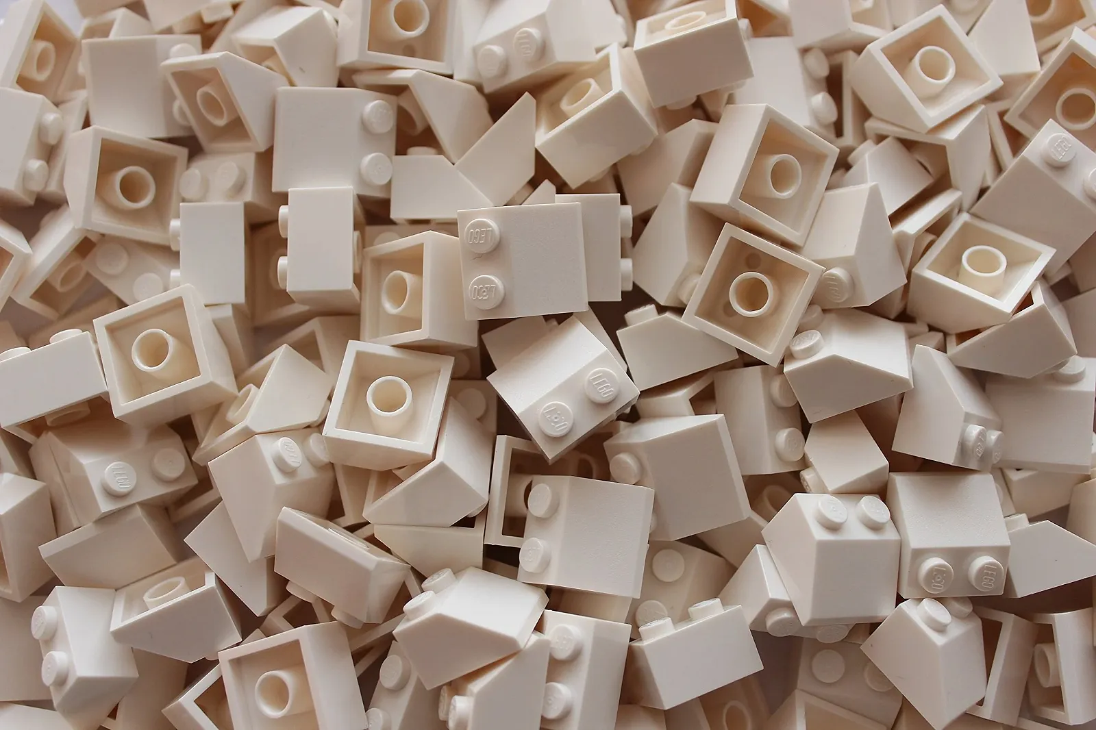 LEGO Цеглинки: Білий 2x2 Похилі 45 градусів. Деталь 3039 (X 25), фото №1 LEGO Цеглинки: Білий 2x2 Похилі 45 градусів. Деталь 3039 (X 25), фото №1