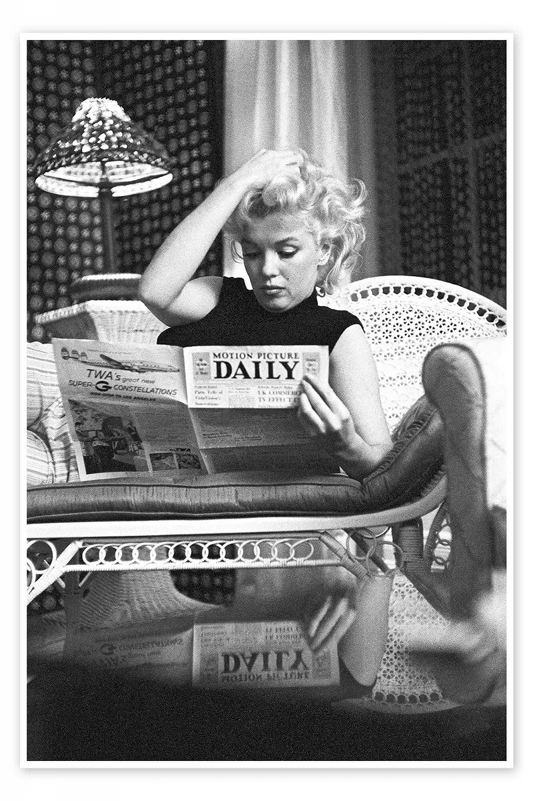 Постер Celebrity Collection Marilyn Monroe Newspaper Reading 70 x 100 см Черно-белый, фото №1