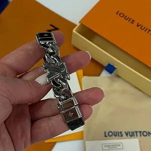 Чоловічий браслет Louis Vuitton на руку, Grey ціна на synthetic.ua - Фото 1 Чоловічий браслет Louis Vuitton на руку, Grey synthetic.ua - Фото 1