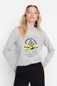 Женский свитшот TRENDYOL с круглым вырезом и слоганом, стандартная посадка synthetic.ua - Фото 1