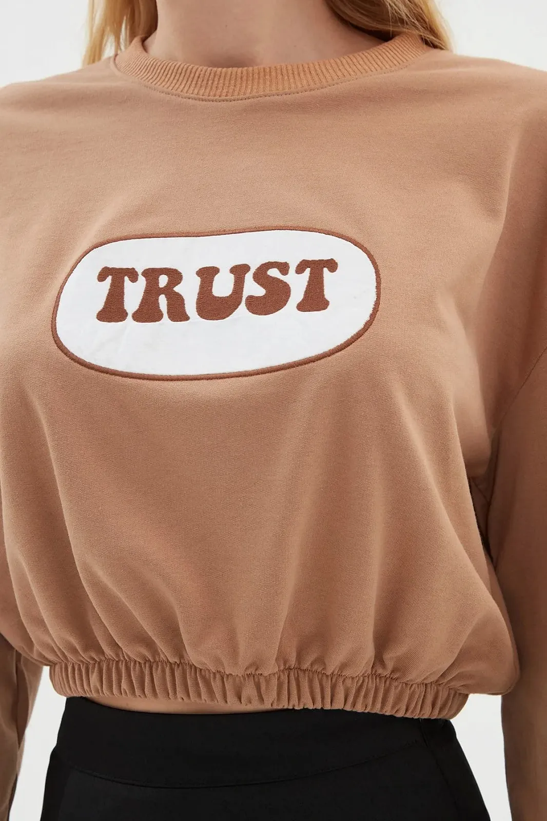 Женский свитшот Trendyol с круглым вырезом и надписью, фото №3