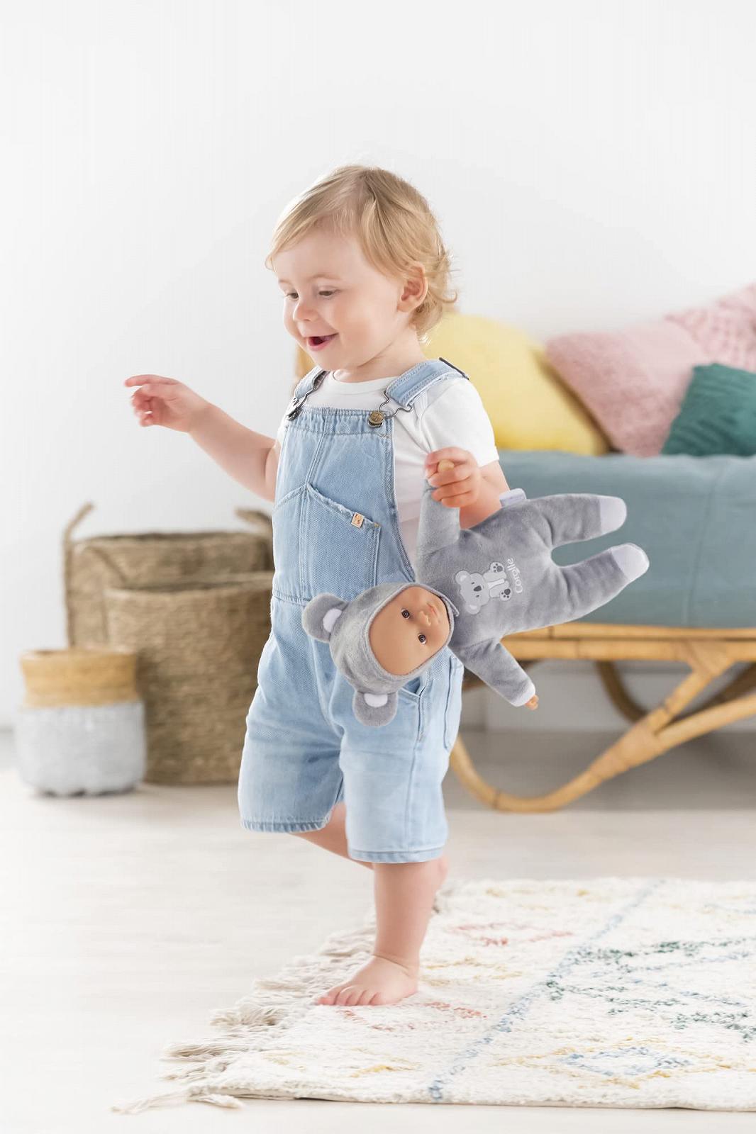 Лялька Corolle Sweetheart Koala М'яке Тіло з Качулою Бирка Ім'я Запах Ванілі 30 см від 9 Місяців, фото №3 Лялька Corolle Sweetheart Koala М'яке Тіло з Качулою Бирка Ім'я Запах Ванілі 30 см від 9 Місяців, фото №3