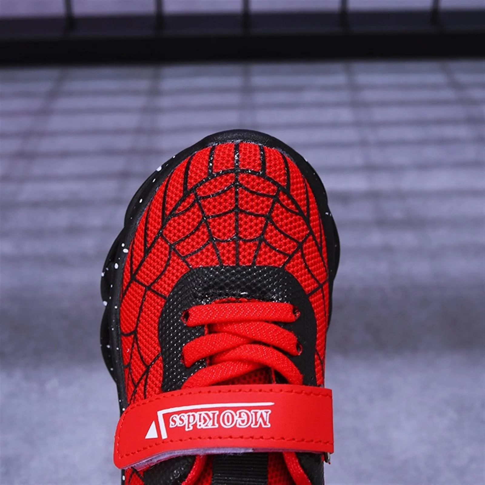 Легкие кроссовки Light shoes для мальчиков, детские LED кроссовки с подсветкой, эффект мигания и застежка на липучке, дышащая легкая подошва из ПВХ, идеально подходят для весны и осени, для помещений и улицы, фото №4 Легкие кроссовки Light shoes для мальчиков, детские LED кроссовки с подсветкой, эффект мигания и застежка на липучке, дышащая легкая подошва из ПВХ, идеально подходят для весны и осени, для помещений и улицы, фото №4