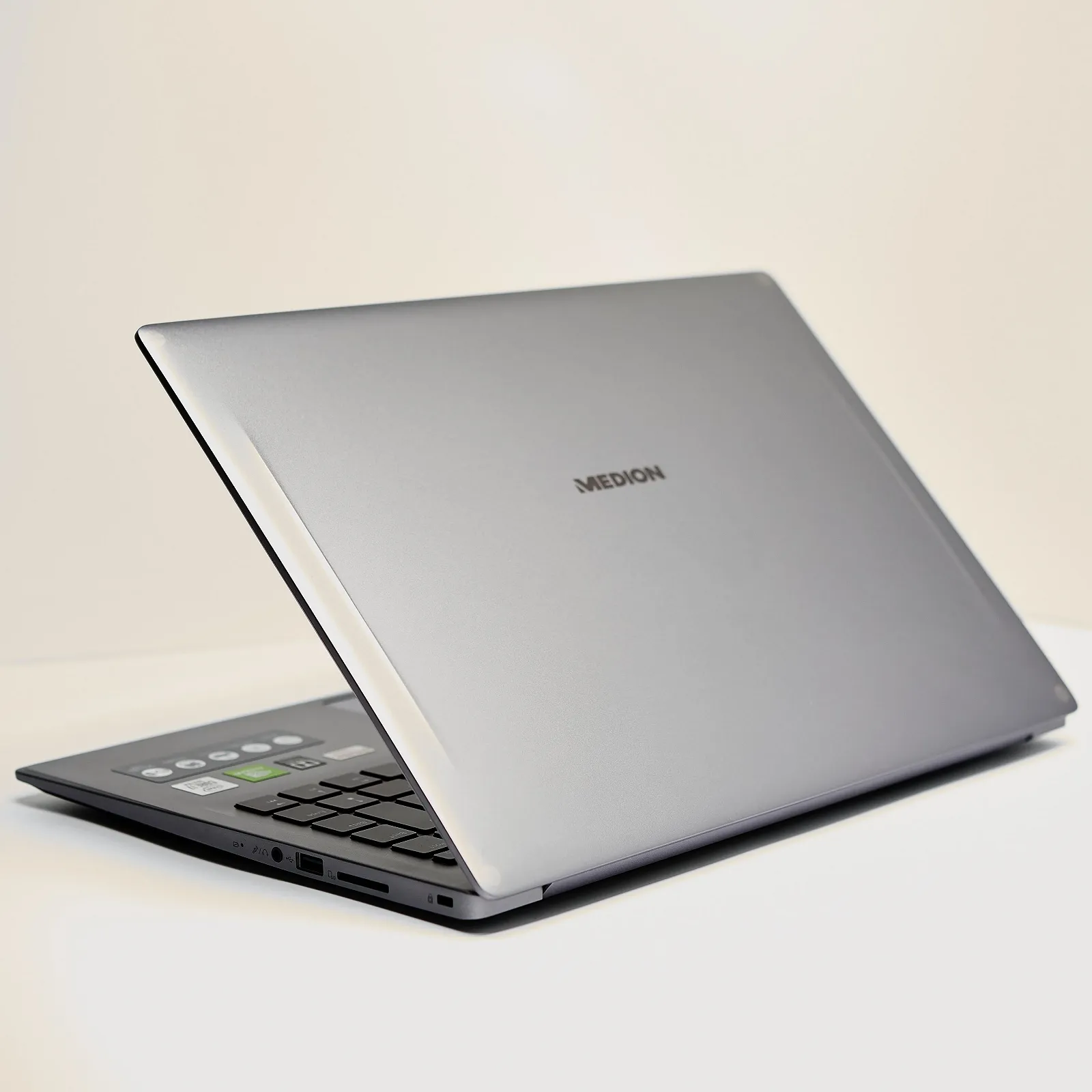 Ноутбук 15.6'' Medion (Lenovo Group) Akoya P6645 | IPS (1920x1080) FullHD | Intel Core i7-10510U | RAM 8 ГБ | SSD 256 ГБ |  Nvidia GeForce | Intel UHD Graphics |  Металевий корпус | Підсвітка клавіатури | Win11 (5028), фото №6
