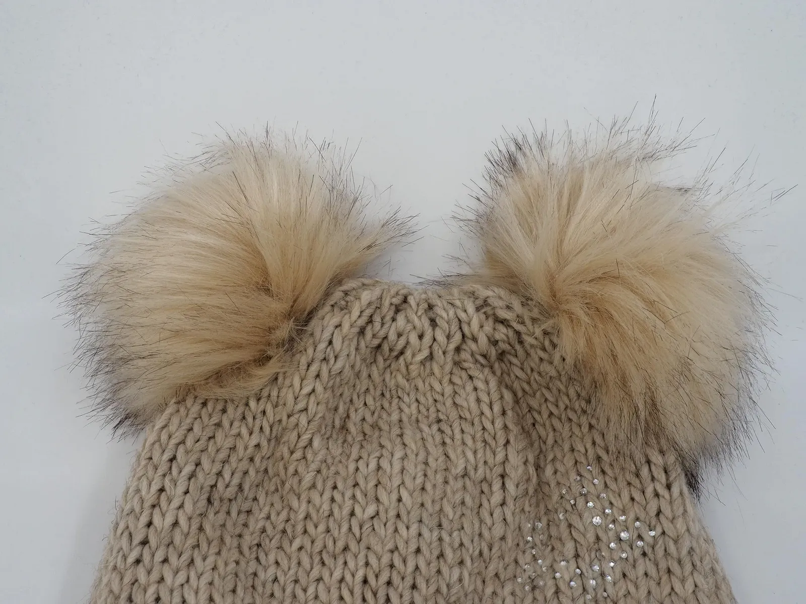 Шапка Детская SABBOT С двумя меховыми помпонами, флисовая подкладка, зимняя, вязаная, теплая, фото №5 Шапка Детская SABBOT С двумя меховыми помпонами, флисовая подкладка, зимняя, вязаная, теплая, фото №5