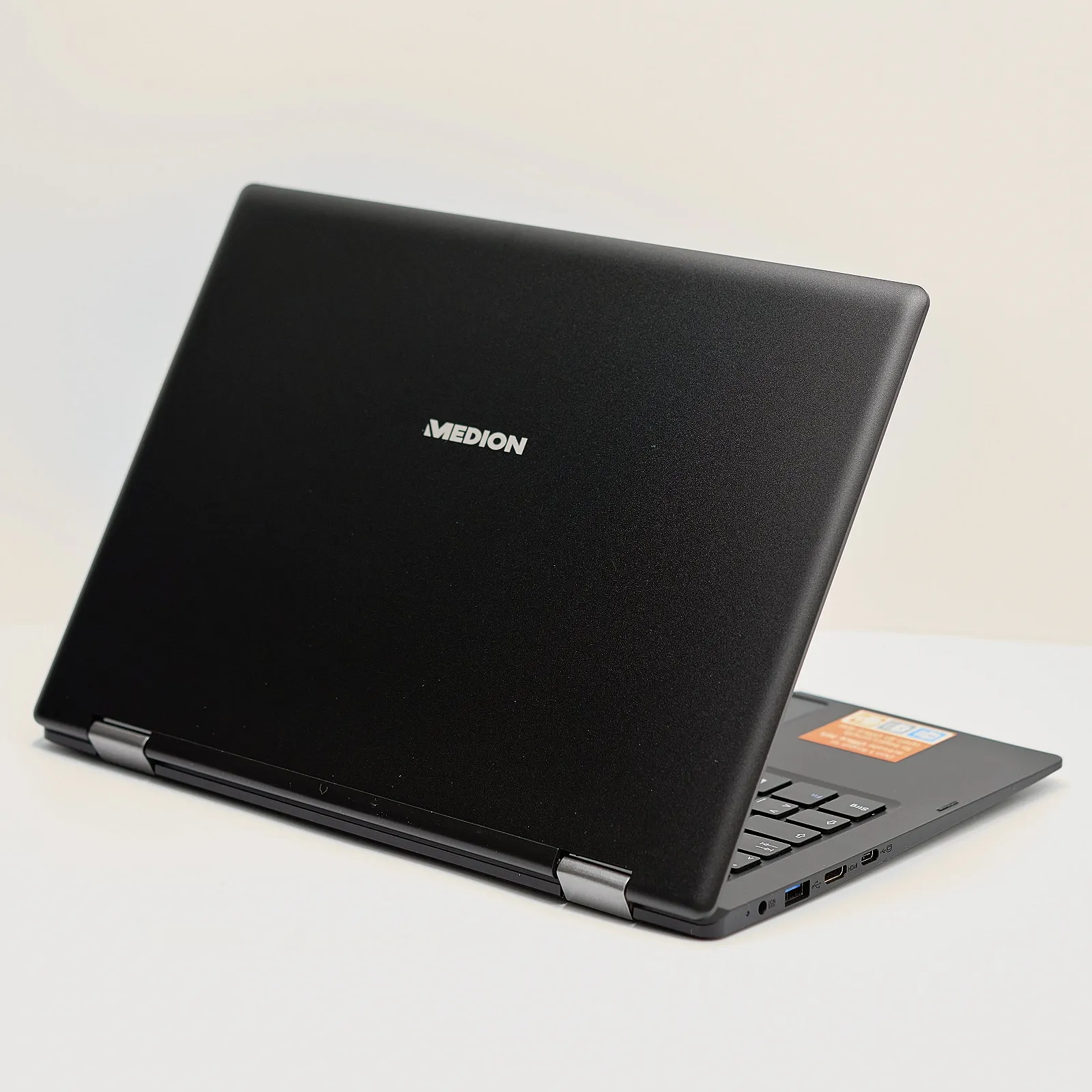 Ноутбук-планшет 11.6" Medion (Lenovo Group) Akoya E2293 | Чотириядерний Intel | RAM DDR4 4 ГБ | SSD 128 ГБ + eMMC 64 ГБ | Intel Graphics | Металевий корпус | Сенсорний екран | АКБ до 8 годин | Win10 б/в (5118), фото №3 Ноутбук-планшет 11.6" Medion (Lenovo Group) Akoya E2293 | Чотириядерний Intel | RAM DDR4 4 ГБ | SSD 128 ГБ + eMMC 64 ГБ | Intel Graphics | Металевий корпус | Сенсорний екран | АКБ до 8 годин | Win10 б/в (5118), фото №3
