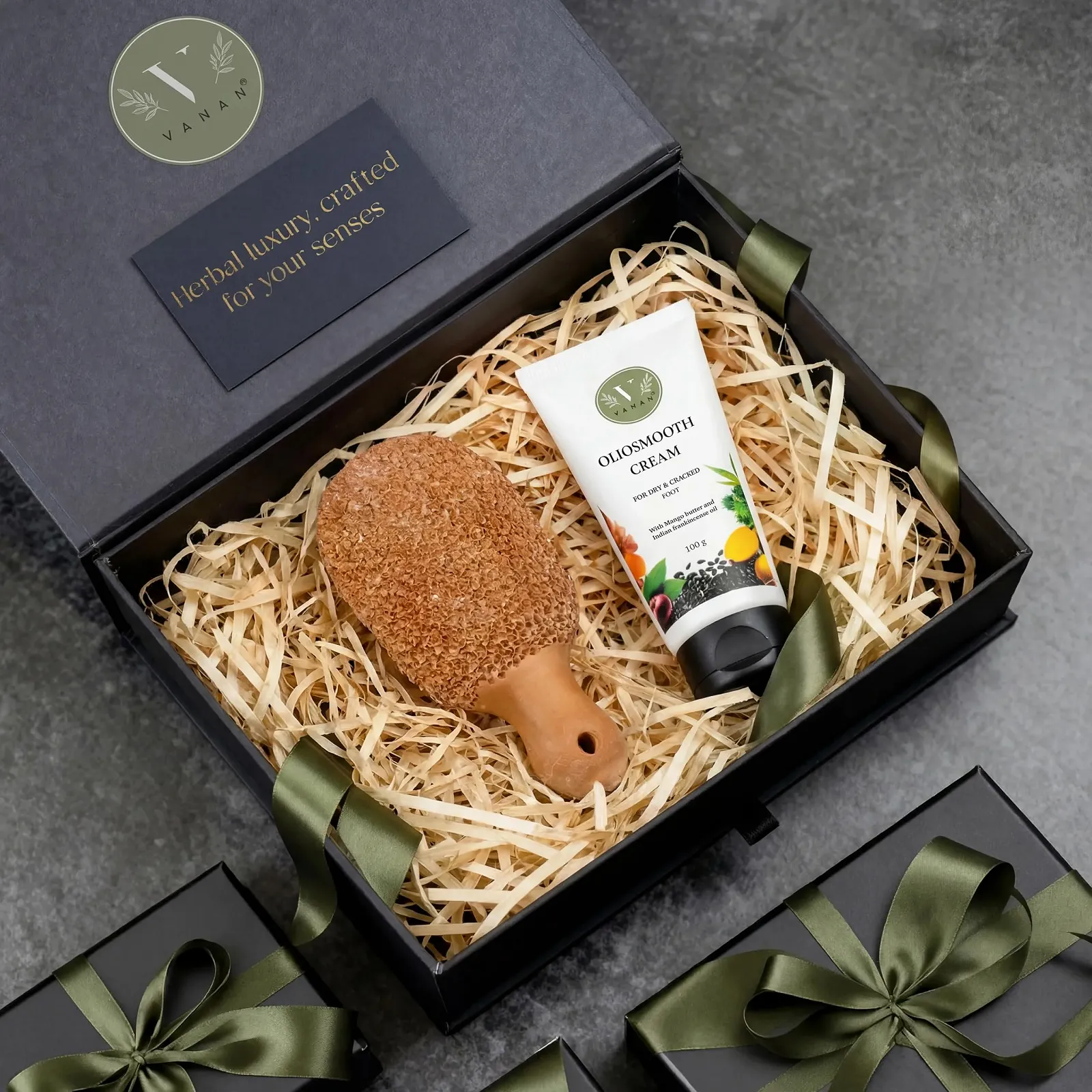 Набор крем для ног и щетка Oliosmooth Combo Аюрведический для сухих и потрескавшихся пяток, фото №2