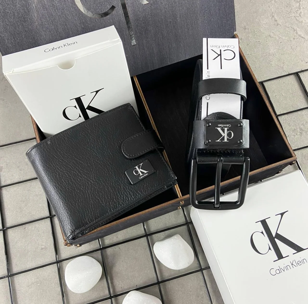 Подарок для мужчины: кожаный ремень и кошелёк Calvin Klein в подарочной коробке, фото №1