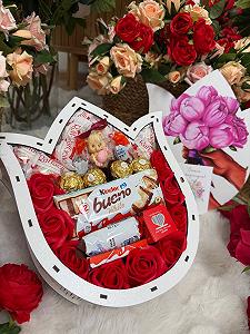 Подарунковий бокс солодощів з мильними трояндами в коробочці - Фото 1