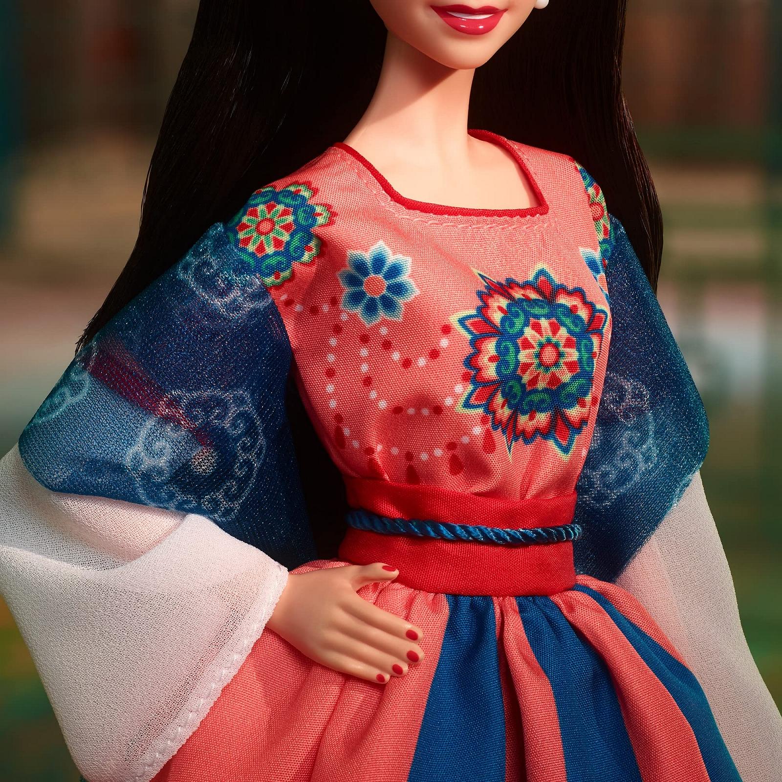 Лялька Barbie Lunar New Year Колекційна з традиційною сукнею Хемфу та китайськими принтами, натхненними печерними розписами Дуньхуан, фото №4 Лялька Barbie Lunar New Year Колекційна з традиційною сукнею Хемфу та китайськими принтами, натхненними печерними розписами Дуньхуан, фото №4