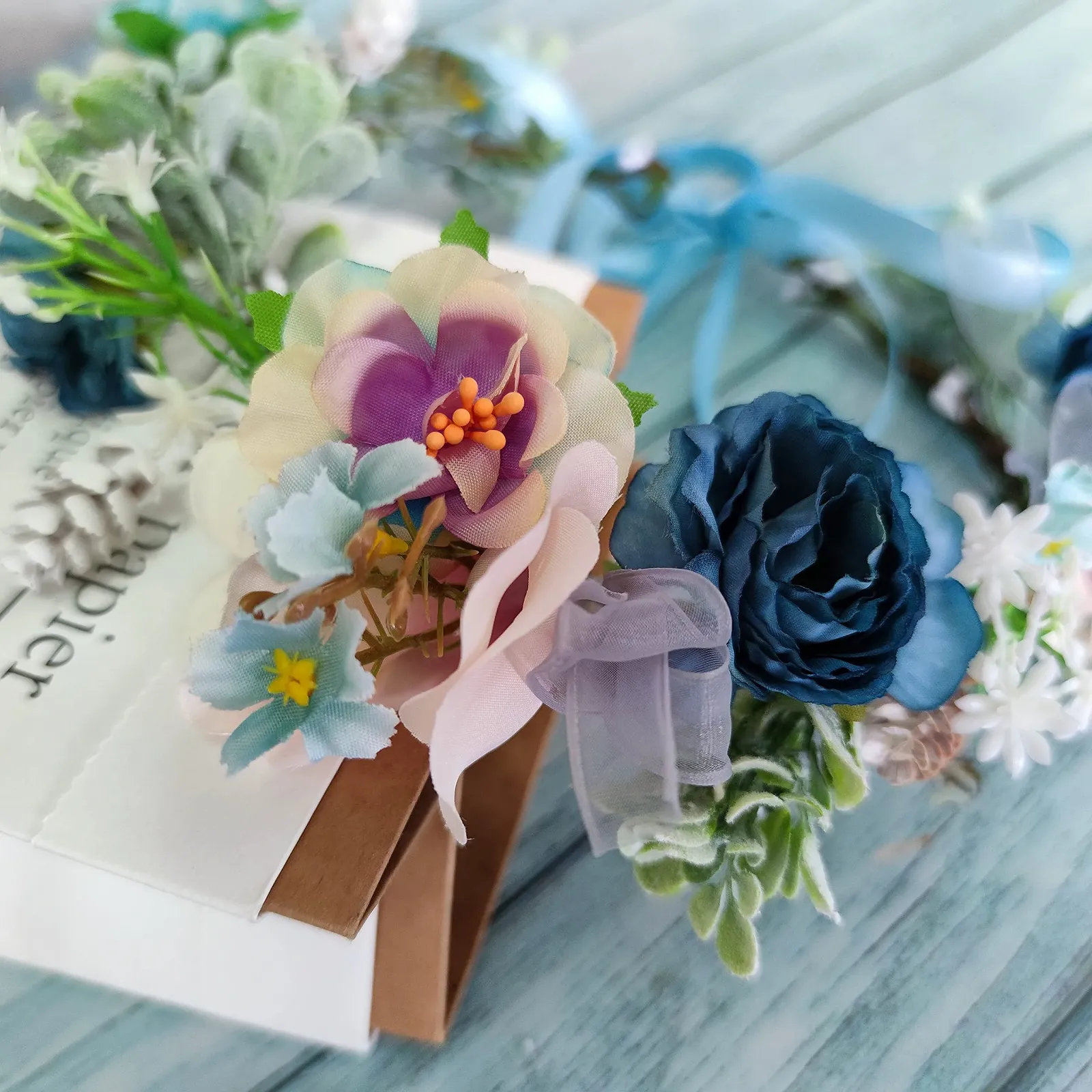 Вінок на голову зі штучних квітів, блакитне озеро, фото №5 Вінок на голову зі штучних квітів, блакитне озеро, фото №5