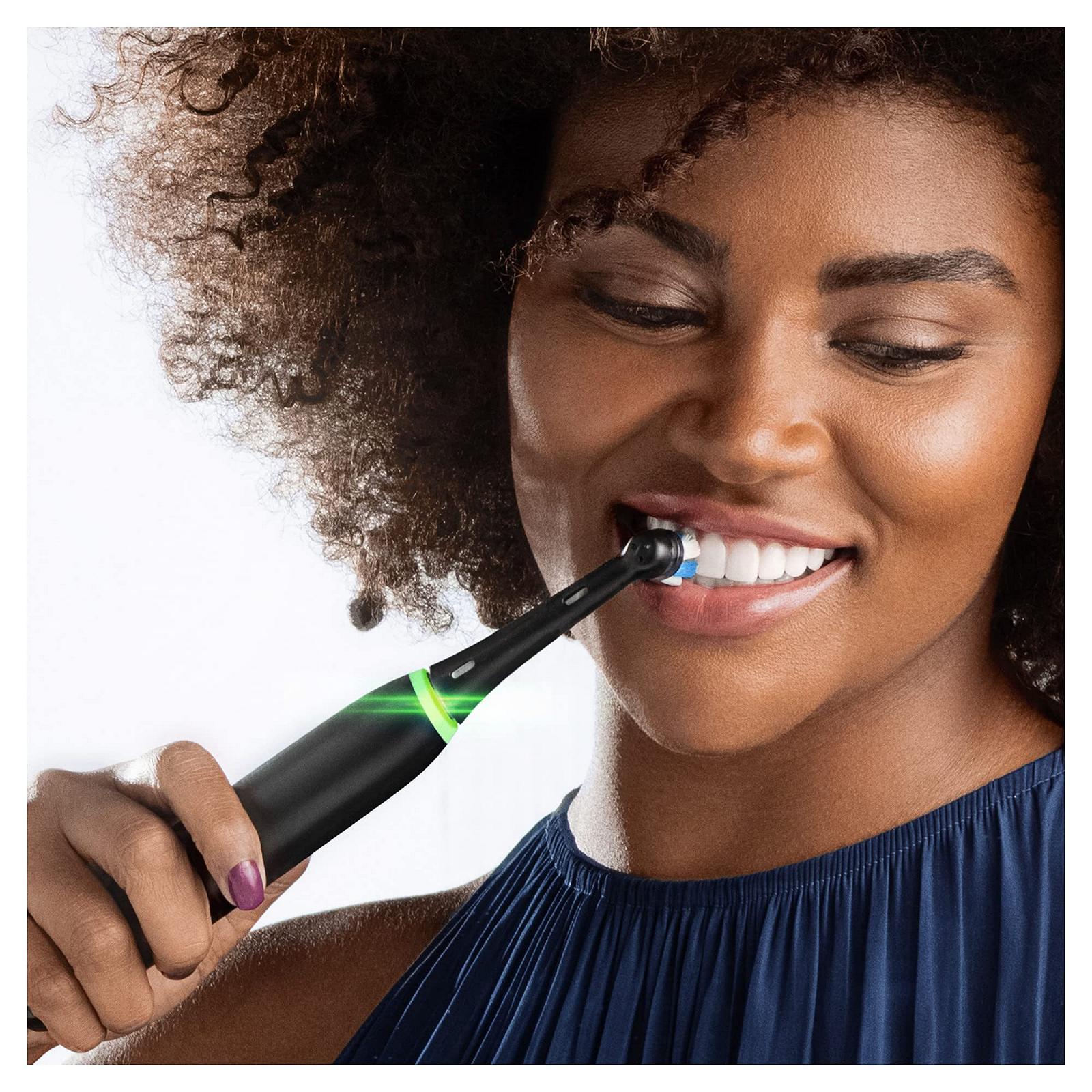 Электрическая зубная щетка Oral-B iO Series 4, матовый черный/белый и сменные насадки iO Ultimate Cleaning, упаковка из 4 штук, фото №4