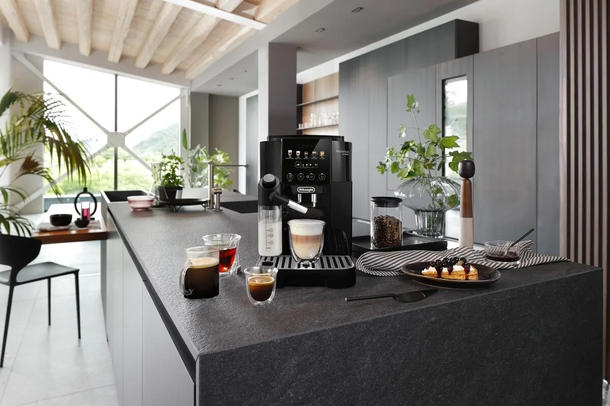 Кавомашина автоматична De'Longhi Magnifica Start ECAM220.91.B з системою LatteCrema для автоматичного капучино, 5 кнопок прямого набору, панель управління Soft Touch, функція x2, чорна, фото №6 Кавомашина автоматична De'Longhi Magnifica Start ECAM220.91.B з системою LatteCrema для автоматичного капучино, 5 кнопок прямого набору, панель управління Soft Touch, функція x2, чорна, фото №6