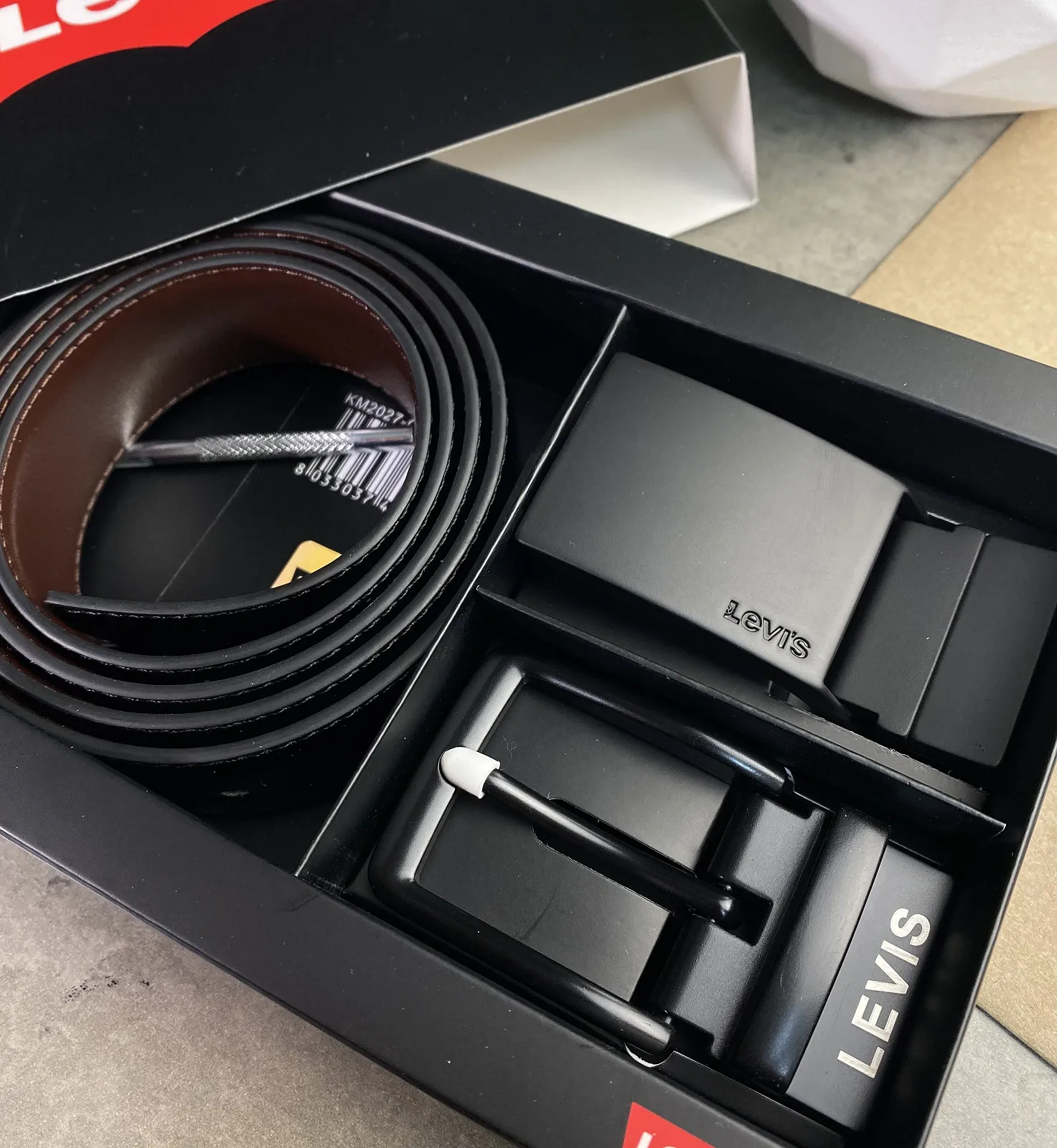 Ремень мужской кожаный брендовый с двумя пряжками в подарочной упаковке Levi's, фото №3 Ремень мужской кожаный брендовый с двумя пряжками в подарочной упаковке Levi's, фото №3