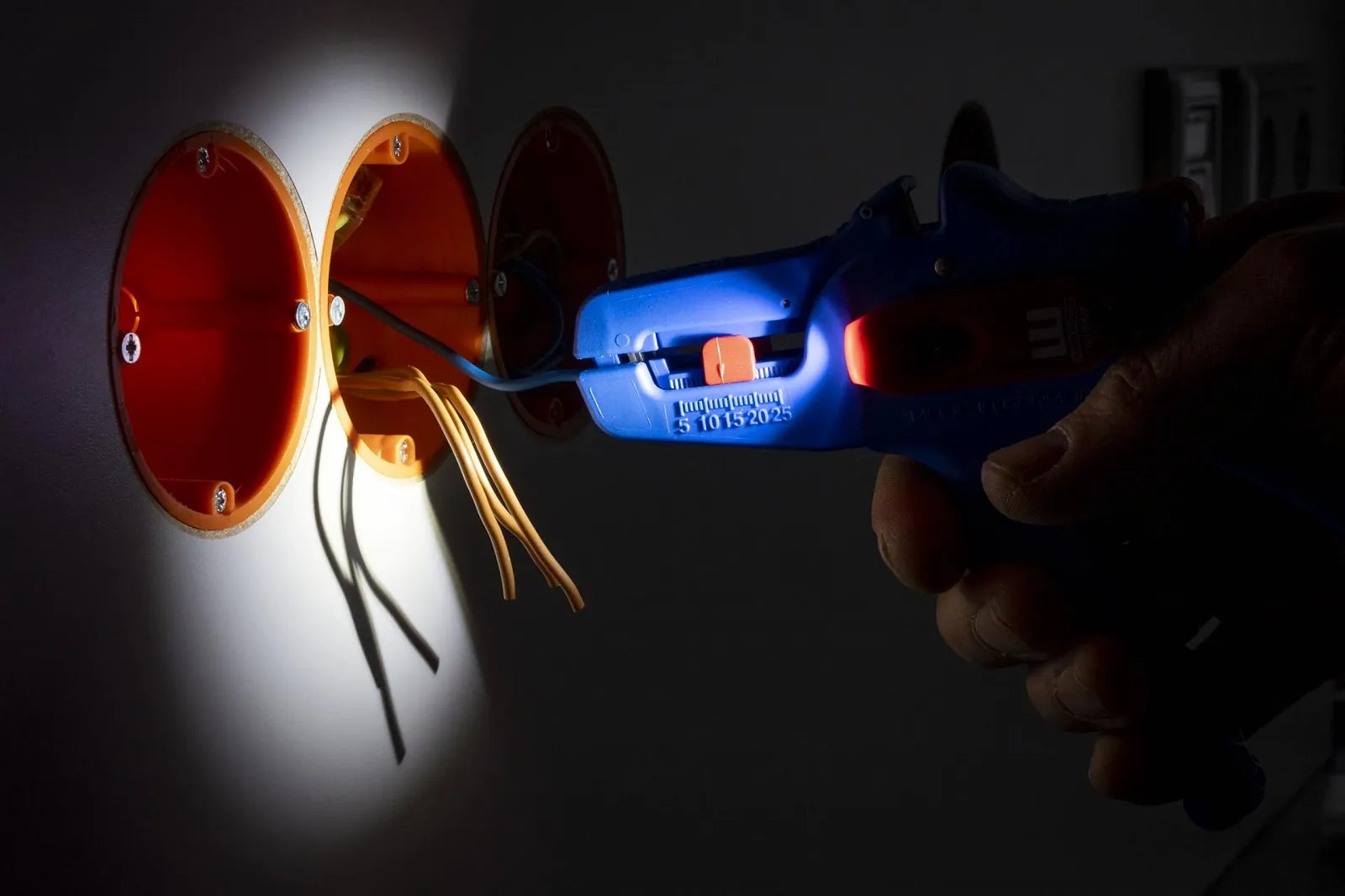 Стриппер WEICON No. 5 LED Set 0.2-6 мм² с 3 уровнями яркости для темных зон, фото №4