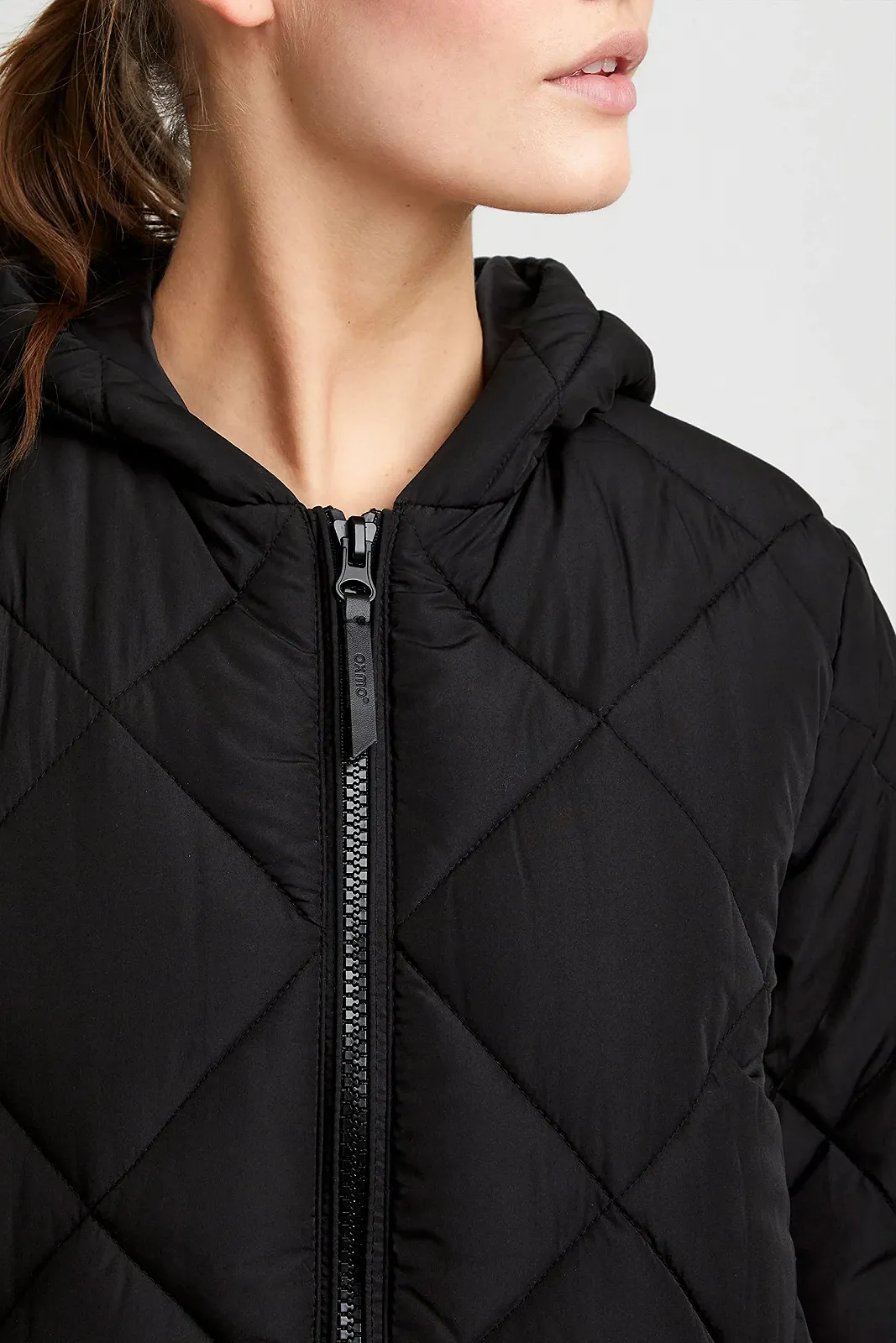 Жіноче зимове стьобане пальто OXMO OXStanca з капюшоном і кишенями, стандартного крою, фото №5 Жіноче зимове стьобане пальто OXMO OXStanca з капюшоном і кишенями, стандартного крою, фото №5