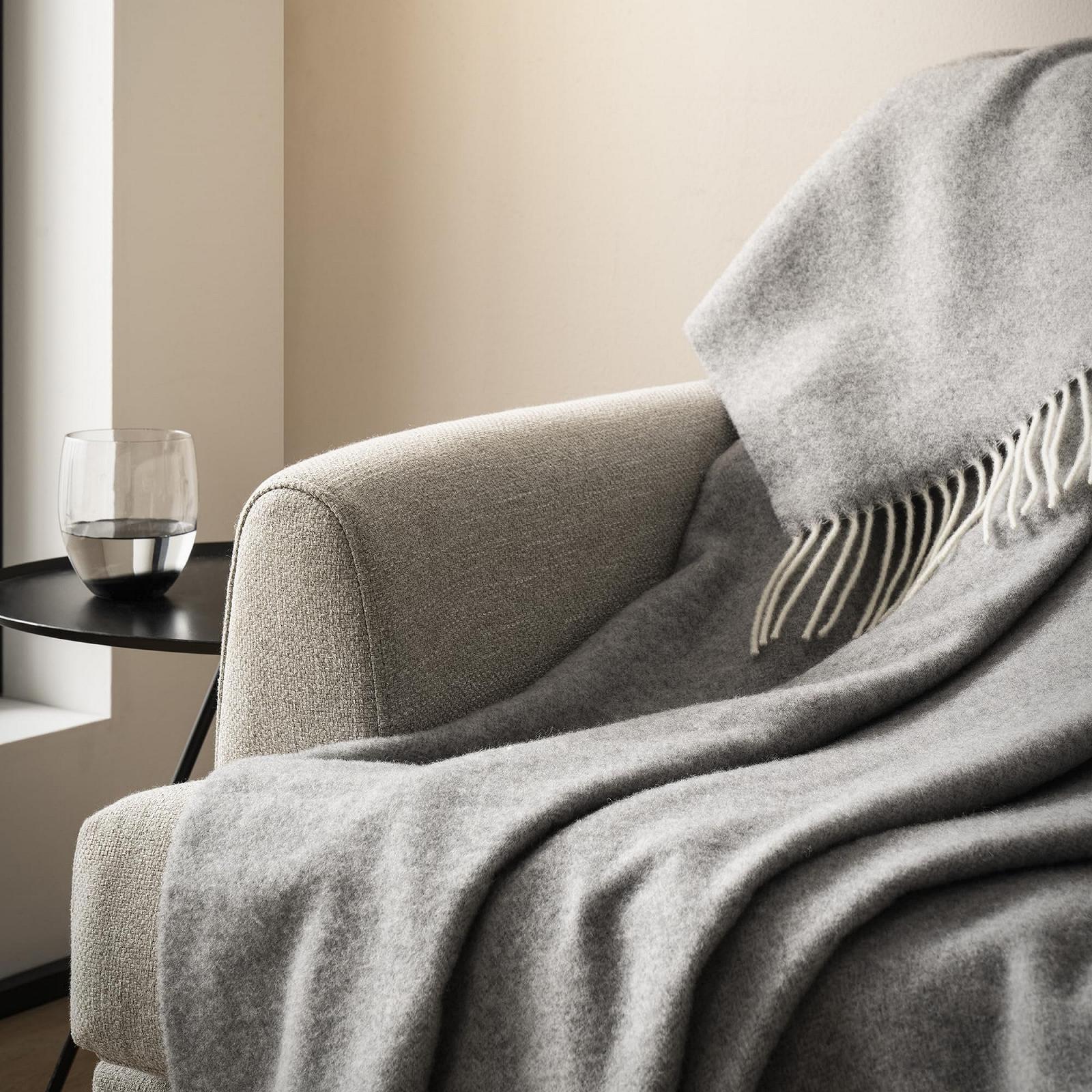 Одеяло bugatti Шерсть 150 x 200 см – Шерсть мериноса и кашемир, высокое качество и мягкость, Мериносовое одеяло Светло-серый однотонный, фото №3