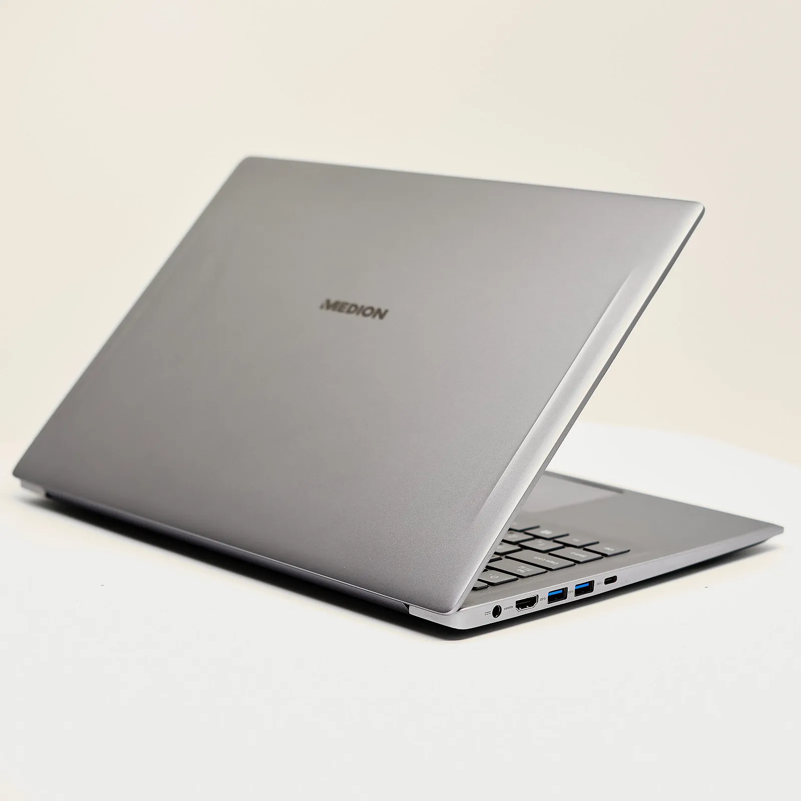 Ноутбук 15.6'' Medion (Lenovo Group) Akoya P15646 | Intel Core i5-8265U | IPS (1920x1080) FullHD | RAM 8 ГБ | SSD 256 ГБ | Nvidia GeForce MX250 | Intel UHD Graphics 620 | Металевий корпус | Ультрабук | Win11 (4977), фото №2
