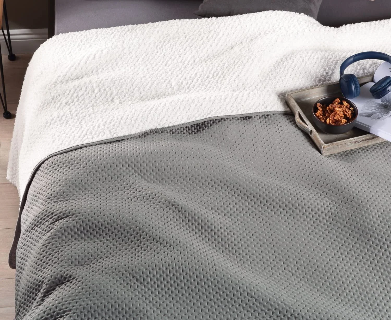 Покрывало Delindo Lifestyle Davos для двуспальной кровати 220 x 240 см, стеганое с пушистой подкладкой шерпа, серое, фото №1 Покрывало Delindo Lifestyle Davos для двуспальной кровати 220 x 240 см, стеганое с пушистой подкладкой шерпа, серое, фото №1