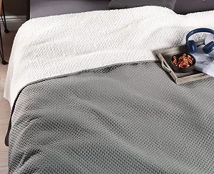 Покривало Delindo Lifestyle Davos для двоспального ліжка 220 x 240 см, стьобане з пухнастою підкладкою шерпа, сіре - Фото 1