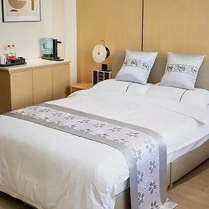 Дорожка на кровать HLASMSPE Однотонный Белый и Серебристый 50 x 180 см (для кровати 1,2 м) - Фото 1